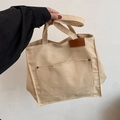 Bolso tote minimalista de lona beige con un parche de cuero marrón y bolsillo con remaches - Caqui