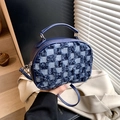 Sac bandoulière bleu à damier avec poignée en cuir et détails de texture tissée - Bleu foncé