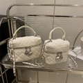 Mini sac cosmétique blanc matelassé avec bandoulière chaîne et poignée élégante - Grand / Blanc