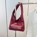 Borsa tote hobo minimalista bordeaux in ecopelle con una piccola toppa in pelle - Rosso