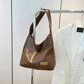 Borsa a spalla hobo in similpelle marrone scuro con una toppa quadrata decorativa - Marrone