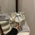 Borsa a secchiello azzurra con ricamo dorato e manico in perle di lusso chic - Blu