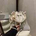 Elegante borsa a secchiello crema con motivo floreale e manico di perle chic - Bianco