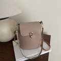 Borsa a secchiello minimalista in pelle beige con chiusura dorata e tracolla sottile - Cachi