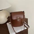 Sac seau minimaliste marron foncé avec fermoir doré et bandoulière réglable - Marron