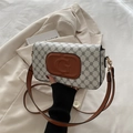 Borsa a tracolla bianca monogrammata con cinturino in pelle marrone e dettagli dorati - Bianco