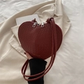 Sac bandoulière rouge foncé en forme de cœur avec texture crocodile et zip double - Rouge