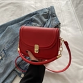 Borsa a tracolla rossa vintage in pelle con fibbia dorata e dettagli impunturati - Rosso