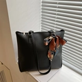 Borsa tote nera minimalista con sciarpa decorativa in seta e pratica chiusura a cerniera - Nero