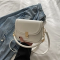 Borsa a sella bianca minimalista con chiusura in metallo dorato e dettagli a catena - Bianco