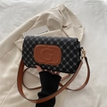 Elegante borsa a tracolla con motivo a trifoglio e logo G in pelle marrone - Nero