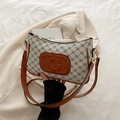 Bolso cuadrado crema con estampado de logo geométrico y correa de hombro de cuero marrón - Blanco