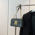 Borsa a tracolla trapuntata nera con catena dorata e chiusura in metallo chic - Nero