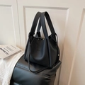 Bolso cubo chic de grano litchi negro con asas dobles y correa fina de hombro - Negro