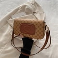 Borsa a tracolla in ecopelle marrone con motivo monogramma a quadrifoglio e logo G in rilievo - Marrone