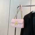 Borsa a tracolla trapuntata rosa con catena dorata e fibbia quadrata in metallo - Rosa