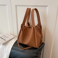 Bolso bombonera de cuero marrón con textura de grano y correa ajustable - Marrón