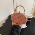 Borsa da sera ovale in tweed rosa con manico dorato intrecciato e chiusura con strass - Rosa