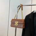 Borsa a tracolla trapuntata marrone in similpelle con catena dorata e fibbia in metallo - Marrone