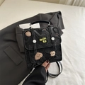 Stijlvolle zwarte mini crossbodytas met glanzende afwerking en schattig borduurwerk - Zwart