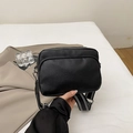 Sac bandoulière noir texturé litchi avec une sangle large à rayures noires et blanches - Noir