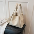 Elegante bolso tipo cubo de cuero beige con pliegues geométricos y grabado Fashion - Blanco