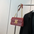 Borsa a tracolla bordeaux trapuntata con catena dorata e motivo di cucitura a V - Rosso
