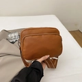 Sac bandoulière marron motif litchi avec double fermeture et large sangle rayée - Marron