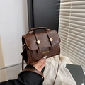 Retro dunkelbraune Umhängetasche in Quadratform mit Tragegriff und Gold-Logo-Schriftzug - Dunkelbraun