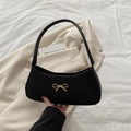 Bolso de hombro media luna negro con cierre de lazo dorado y acabado de cuero suave mate - Negro