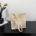 Sac fourre-tout en paille tissée beige avec texture ondulée et breloque ruban - Avec Pendentif / Blanc Cassé