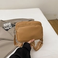 Sac bandoulière kaki en cuir grainé avec double zip et large sangle rayée - Kaki
