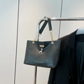 Elegante borsa tote nera intrecciata con ciondolo cervo dorato e tracolla a catena - Nero