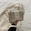 Sac à rabat chic en tweed blanc avec bandoulière chaîne dorée et boucle ovale - Blanc