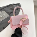 Borsa a tracolla in pelle rosa con fibbia a D dorata e inserti testurizzati eleganti - Rosa