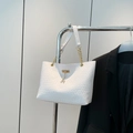 Borsa tote bianca con trama a coccodrillo, catena dorata e ciondolo a forma di cervo - Bianco