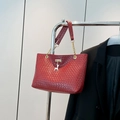 Borsa rossa a spalla stampa coccodrillo con catena dorata e ciondolo cervo su blazer nero - Rosso