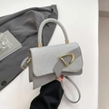 Borsa a tracolla grigio argento in tessuto intrecciato con fibbia a D dorata e manico - Argento