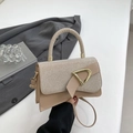 Borsa a tracolla beige chic con trama intrecciata e fibbia a D dorata in stile minimalista - Cachi