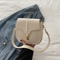 Bolso de hombro tipo montura color crema con cierre dorado y correa ajustable - Blanco