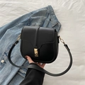 Bolso de montura minimalista en cuero negro mate con cierre giratorio dorado y asa - Negro