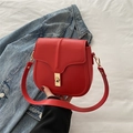 Bolso bandolera rojo de cuero con cierre dorado y correa ajustable para un estilo actual - Rojo