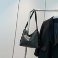 Schwarze gewebte Hobo-Schultertasche mit silberner Schleife und verstellbarem Gurt - Schwarz