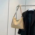 Beige Tragetasche mit gewebter Textur und silberner Schmetterlingsschnalle am Display - Khaki