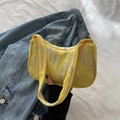 Gelbe Schultertasche mit Textur, bunten Wellenstickereien und Marken-Jacquardmuster - Gelb