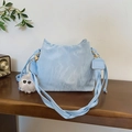 Bolso tipo cubo azul claro minimalista con textura plisada y colgante de peluche moda - Con Colgante / Azul