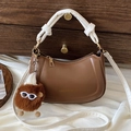 Borsa a mezzaluna marrone con manico bianco a nodo e ciondolo mostro di peluche - Con Ciondolo / Marrone