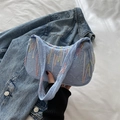 Hellblaue Achseltasche mit bunter Wellenstickerei und goldenem Reißverschluss - Blau