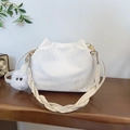 Bolso saco plisado blanco tipo nube con correa tejida y colgante de peluche suave - Con Colgante / Blanco Roto