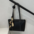 Borsa tote in pelle nera con cuciture bianche e sciarpa floreale sul manico - Nero